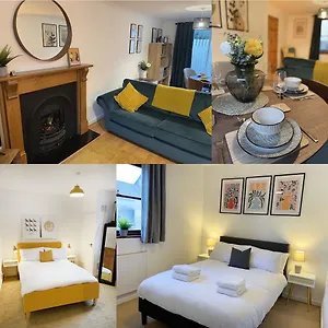 Holiday home 3 Bed In Town Centre With Free Parking For 1 Car, Cheltenham